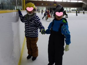 ２年Mちゃんの優しい指導で何度も立ち上がる１年Nくん。